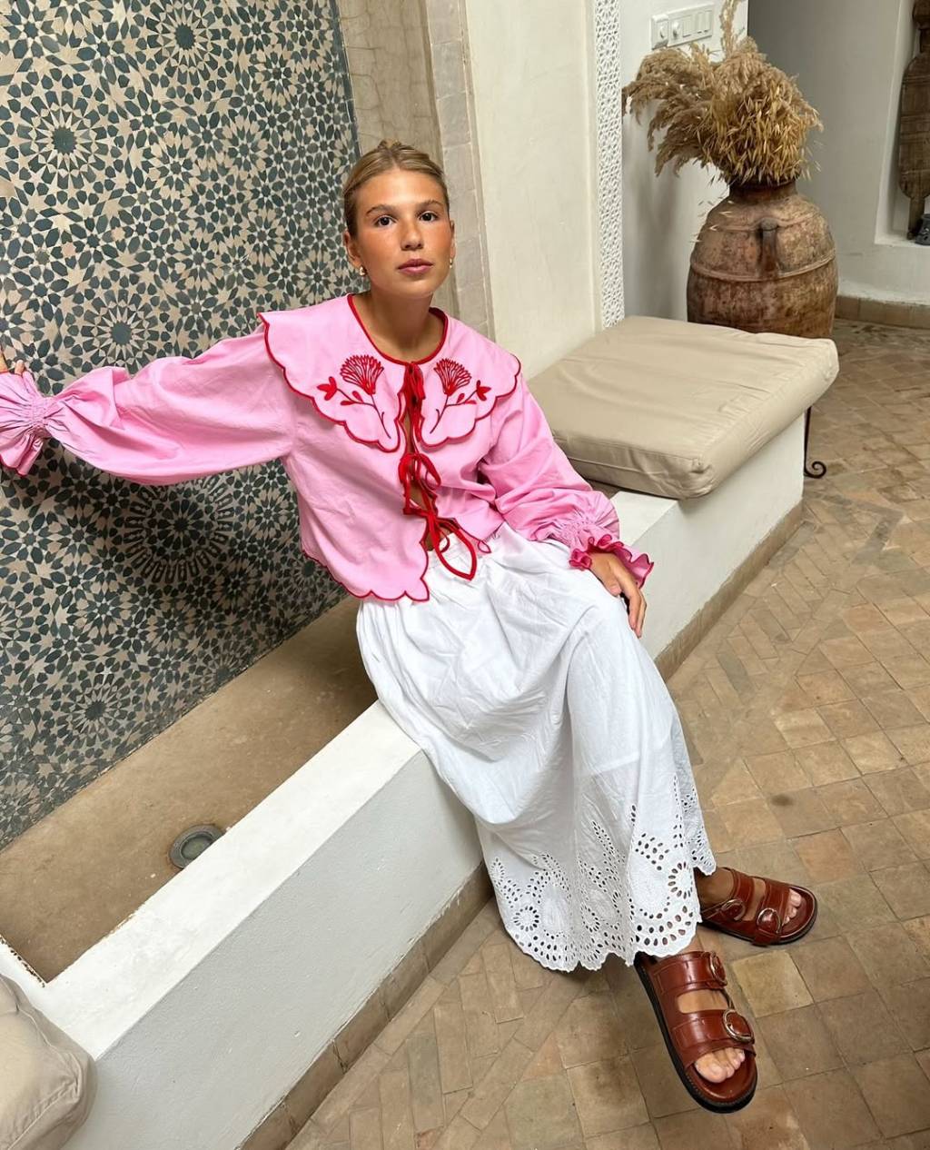 look-com-camisa-com-gola-maxi Camisa com gola maxi é tendência fora do Brasil