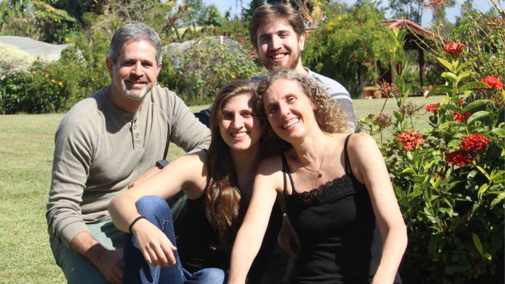 Seu filho se revelou LGBTQIAPN+? Veja como ter uma conversa acolhedora