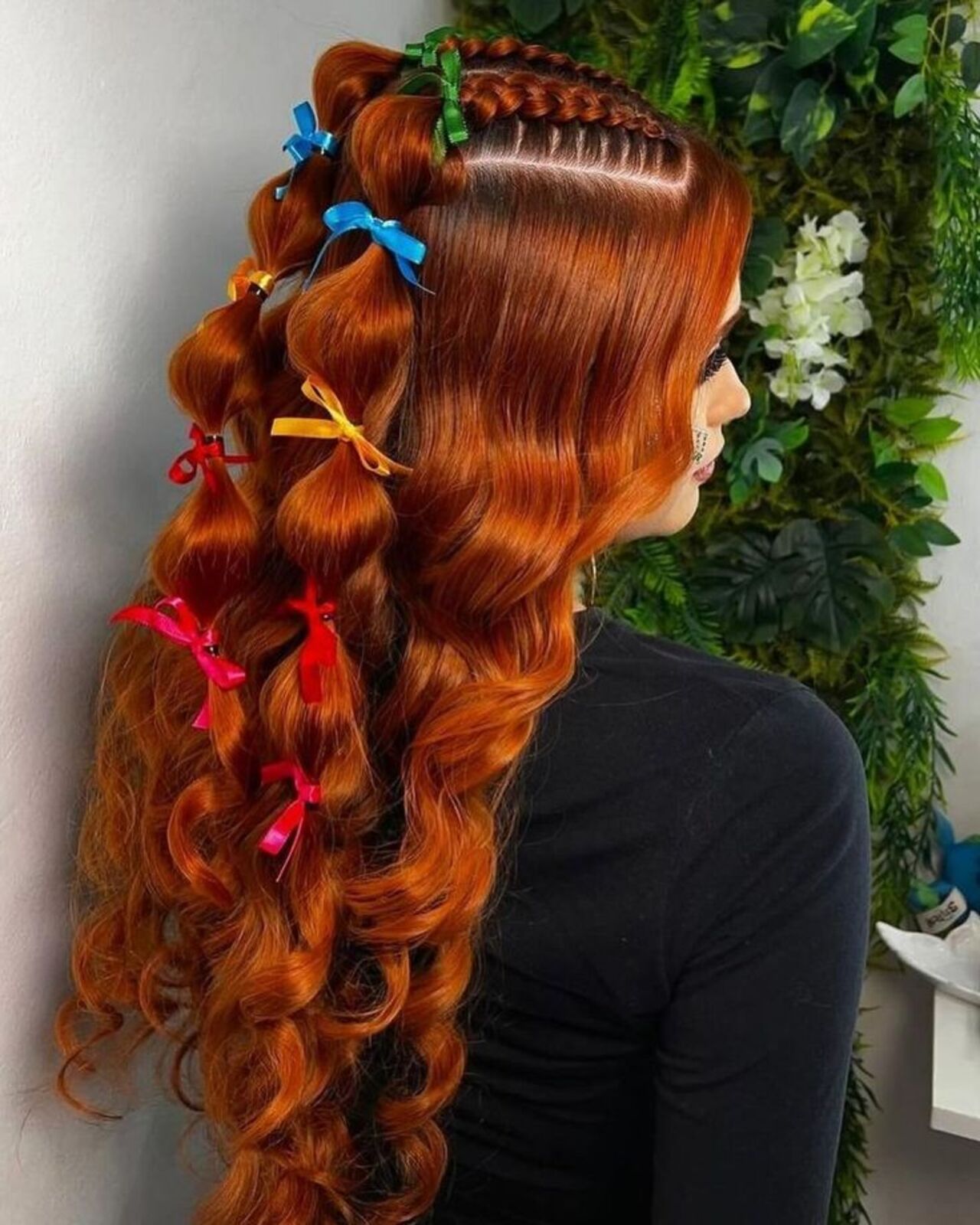 Imagem de cabelos ondulados ruivos com penteado com 