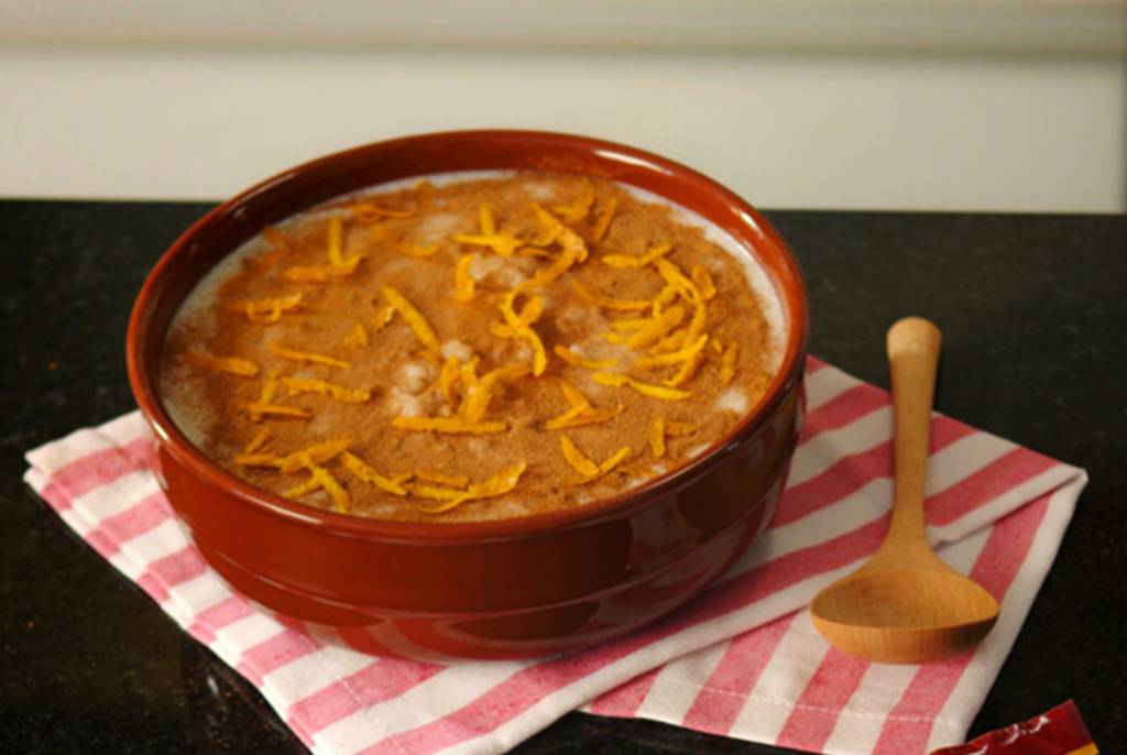 Canjica com cravo-da-índia, canela, noz-moscada e raspas de laranja