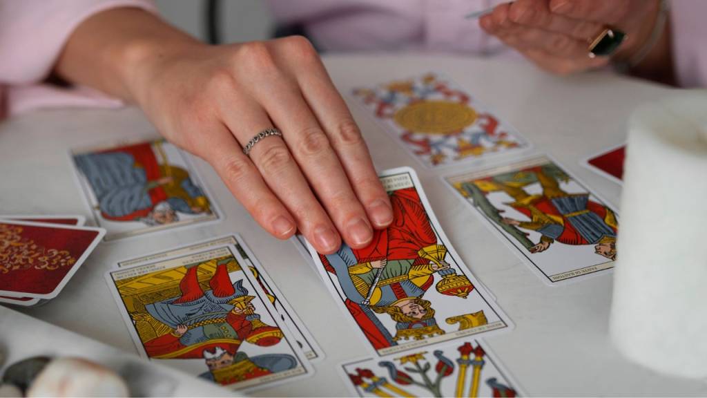 Previsões do tarô em julho: a “Roda da Fortuna” é a carta regente do mês