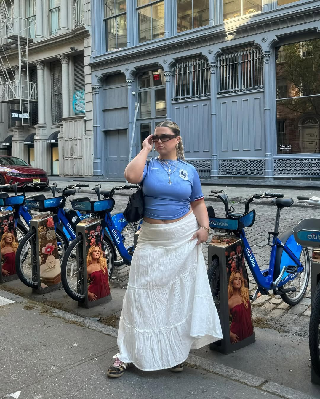 Look com camisa de time e saia longa