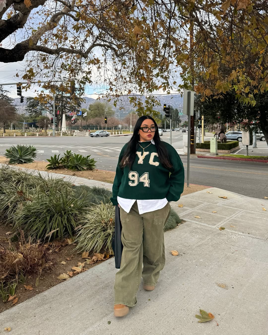 O moletom entra como a pe&ccedil;a-chave para um look monocrom&aacute;tico