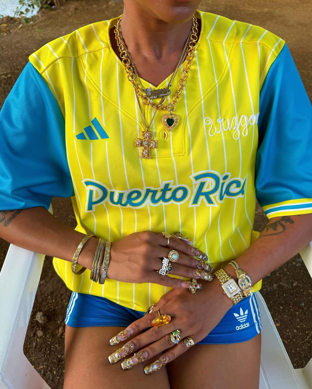 Look com camisa de time e acess&oacute;rios maximalistas