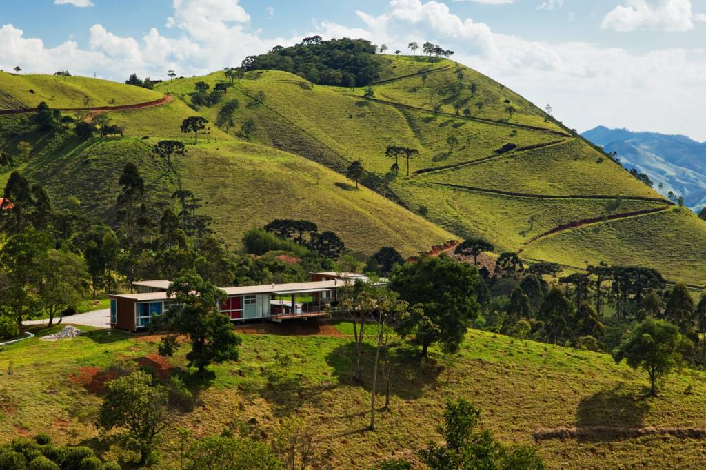 Esse distrito encantador fica na Serra da Mantiqueira e é acessível por ônibus. O trajeto é um pouco mais longo (cerca de 4h no total), mas compensa pela paz e beleza do local. Com clima de montanha e hospedagens acolhedoras, é ideal para quem busca descanso, trilhas leves, cachoeiras e paisagens naturais. 
