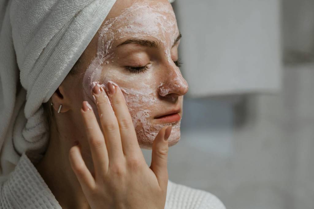 8 produtos de skincare que entregam efeito de clínica sem sair de casa
