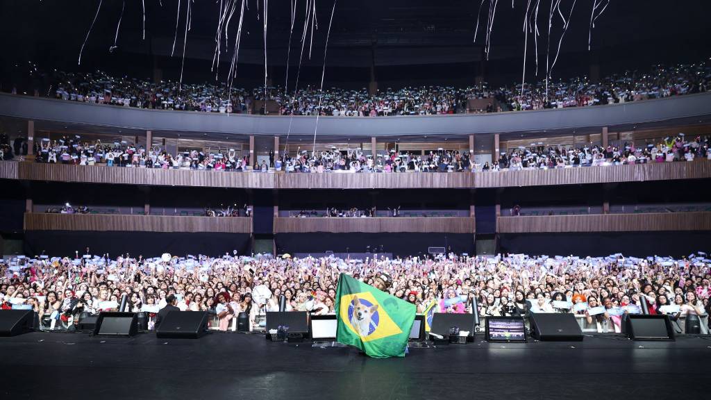 Baekhyun tirando foto com os fãs ao fim do show do dia 15 de junho.
