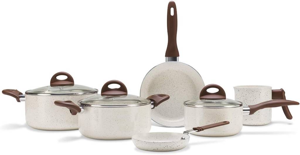 Imagem de conjunto de panelas bege e marrom.