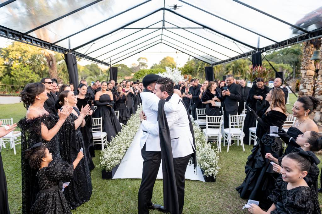 Preto nos vestidos e na decoração: cor é tendência em casamentos