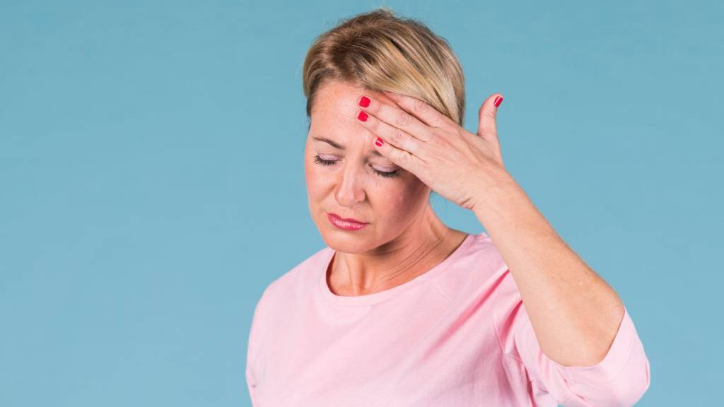 A enxaqueca desaparece na menopausa? Especialistas explicam