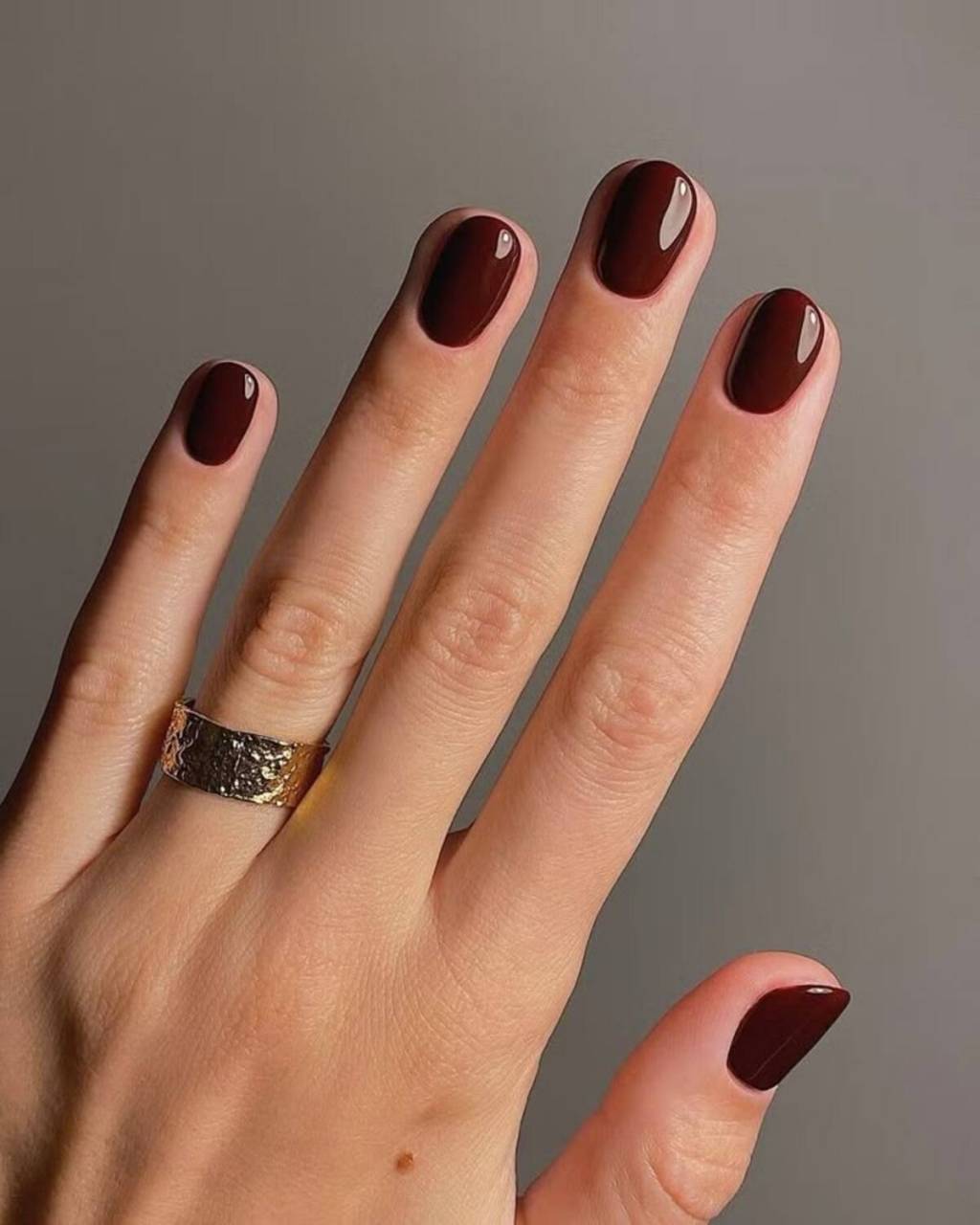 esmaltes-escuros-inverno (5) Imagem mostra esmaltação em vermelho cereja.