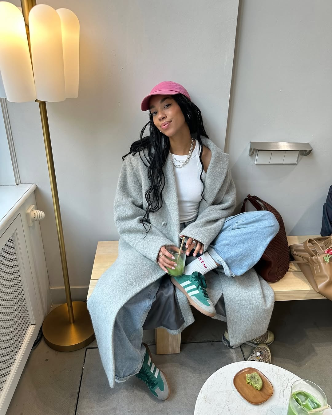 Look com t&ecirc;nis Adidas Samba verde e jeans claro, tend&ecirc;ncia das fashionistas