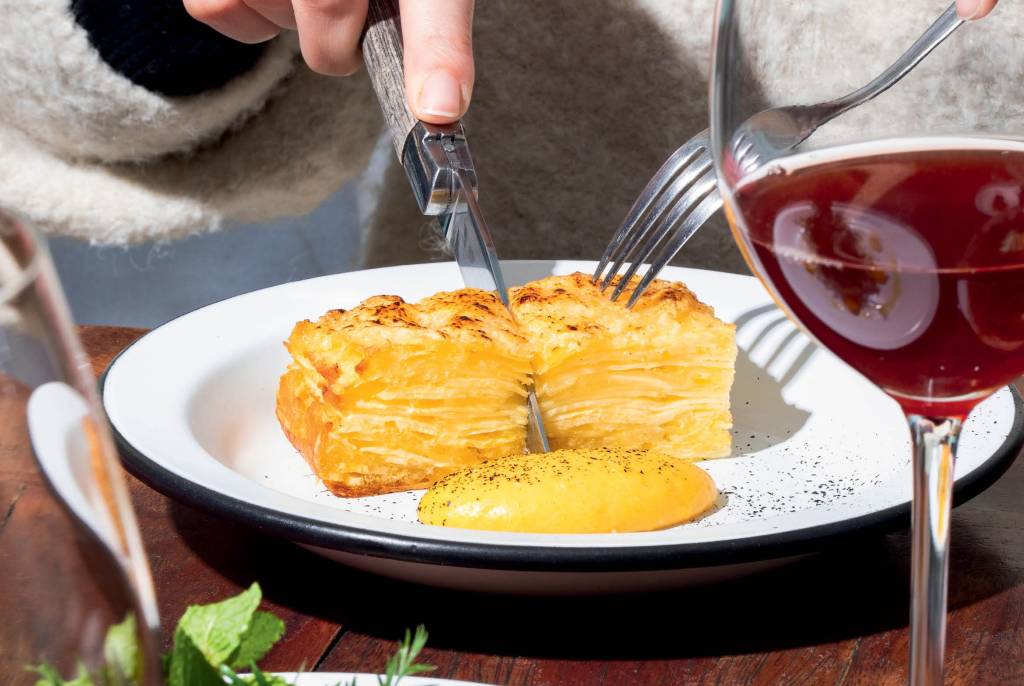 Aprenda a fazer um mil-folhas de mandioca para uma refeição especial