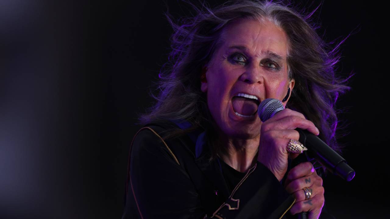 Ozzy Osbourne, pioneiro do heavy metal, faleceu aos 76 anos.