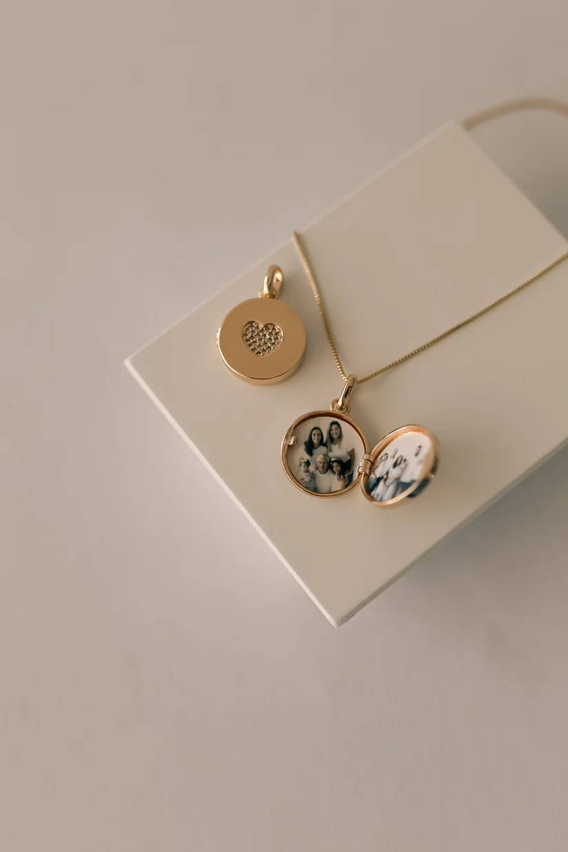 relicário com fotos emocionantes