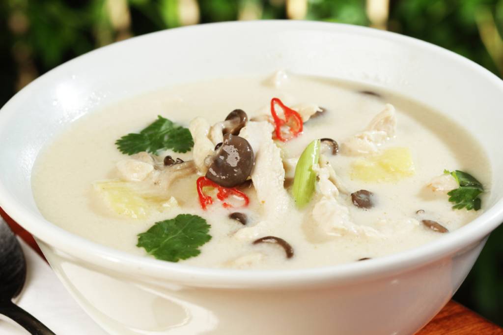 Sukhothai é caldo tailandês de frango com leite de coco, erva cidreira e cogumelos shimeji