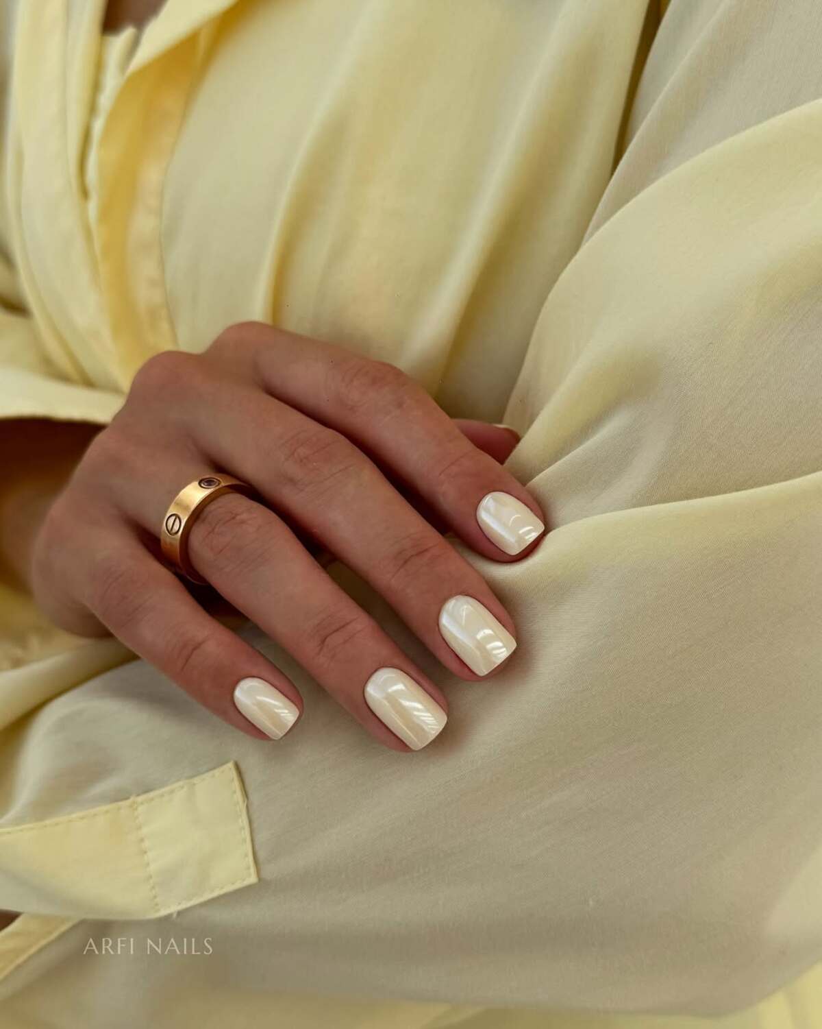 Imagem de esmalta&ccedil;&atilde;o amarelo manteiga.