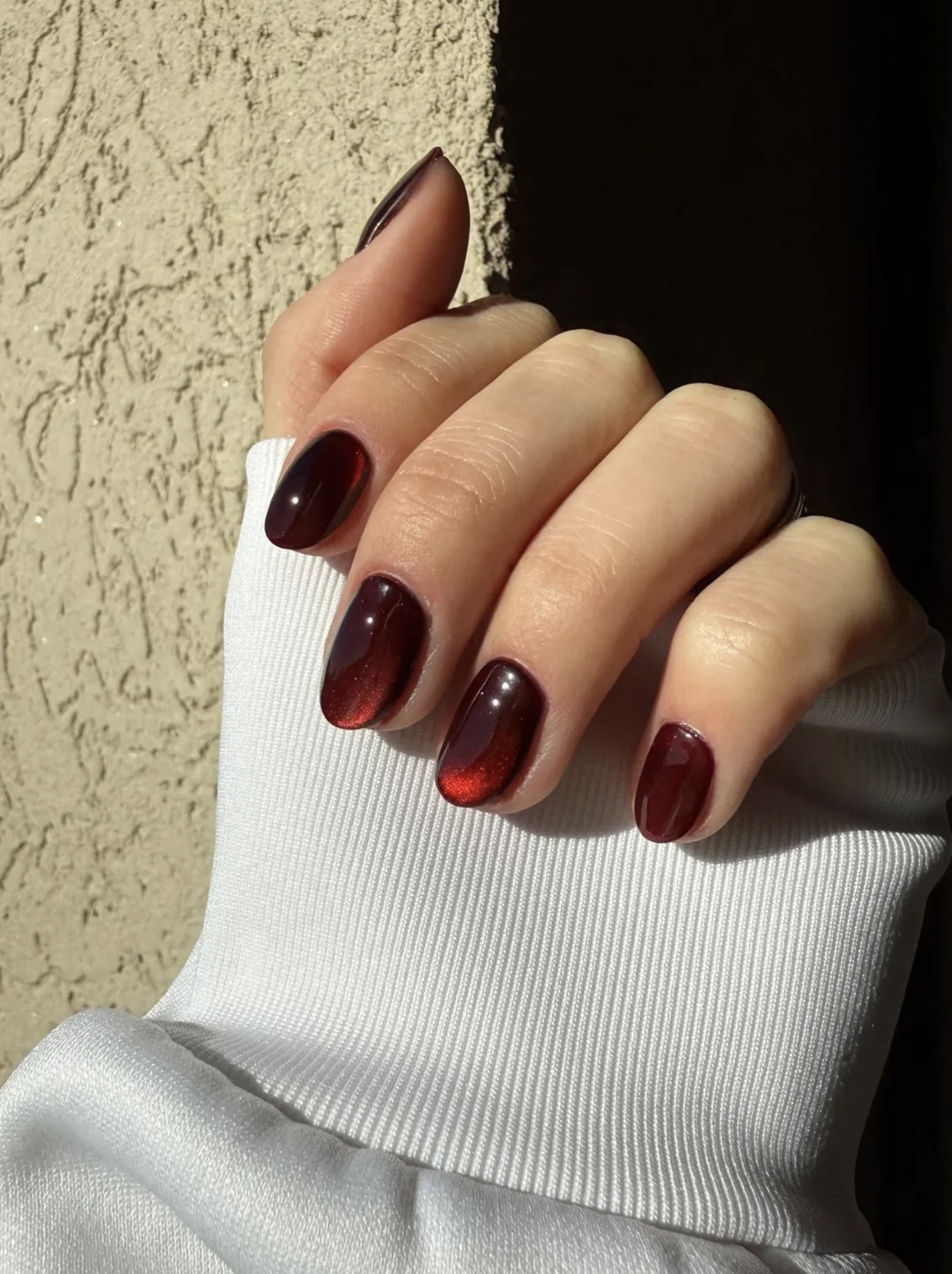Imagem de unhas jelly na cor vinho.