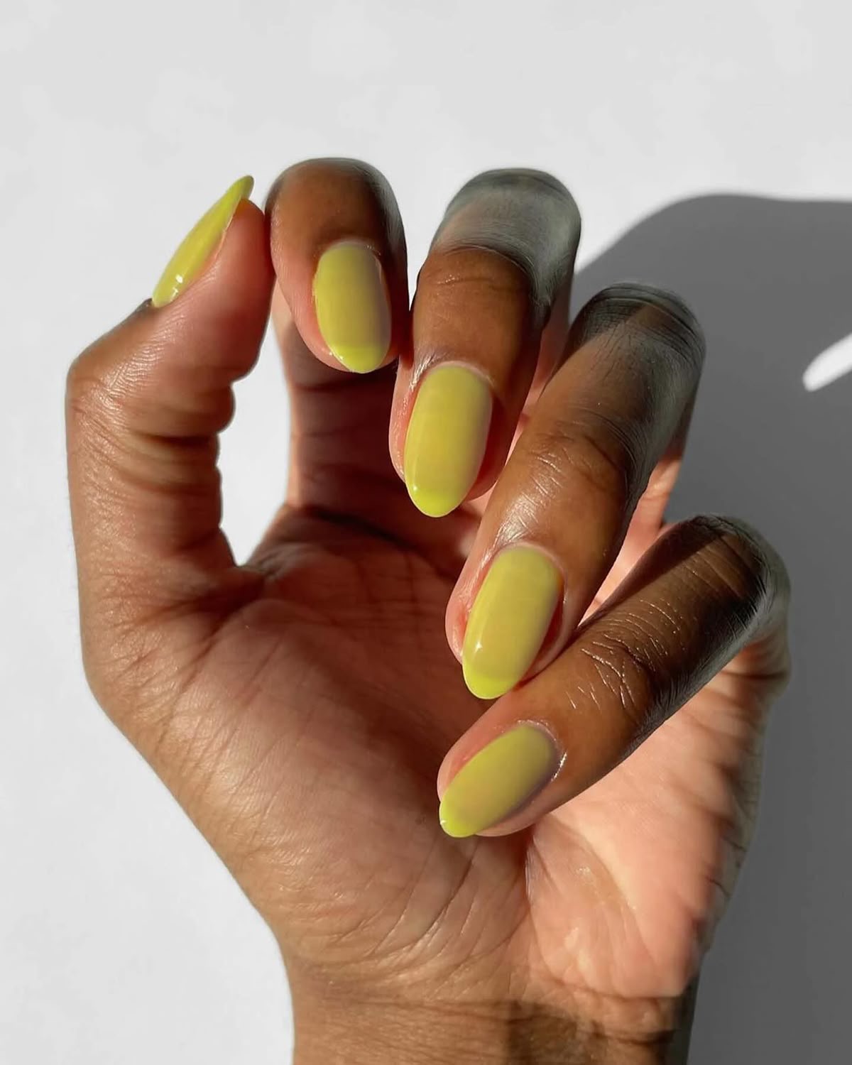 Imagem de unhas jelly na cor verde lima.