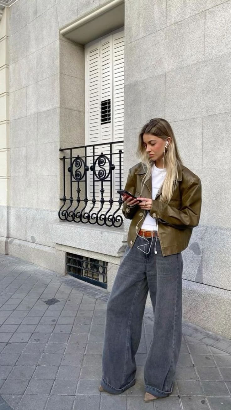 6.jeans-wide-leg Calça jeans wide leg cinza com jaqueta de couro
