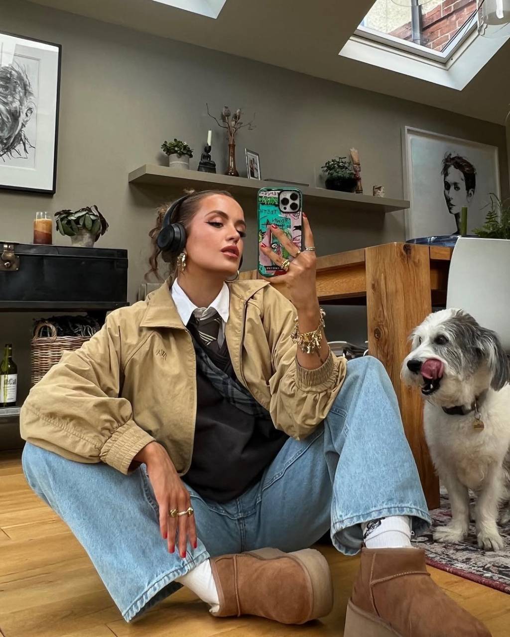 headphone-em-look-estiloso Look com camadas e headphone preto