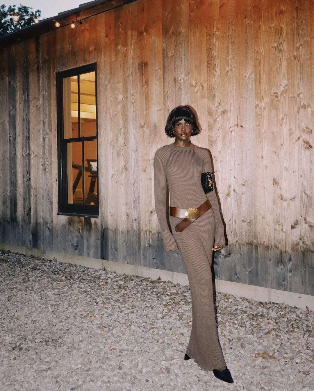 Look com cinto largo traz uma est&eacute;tica maximalista