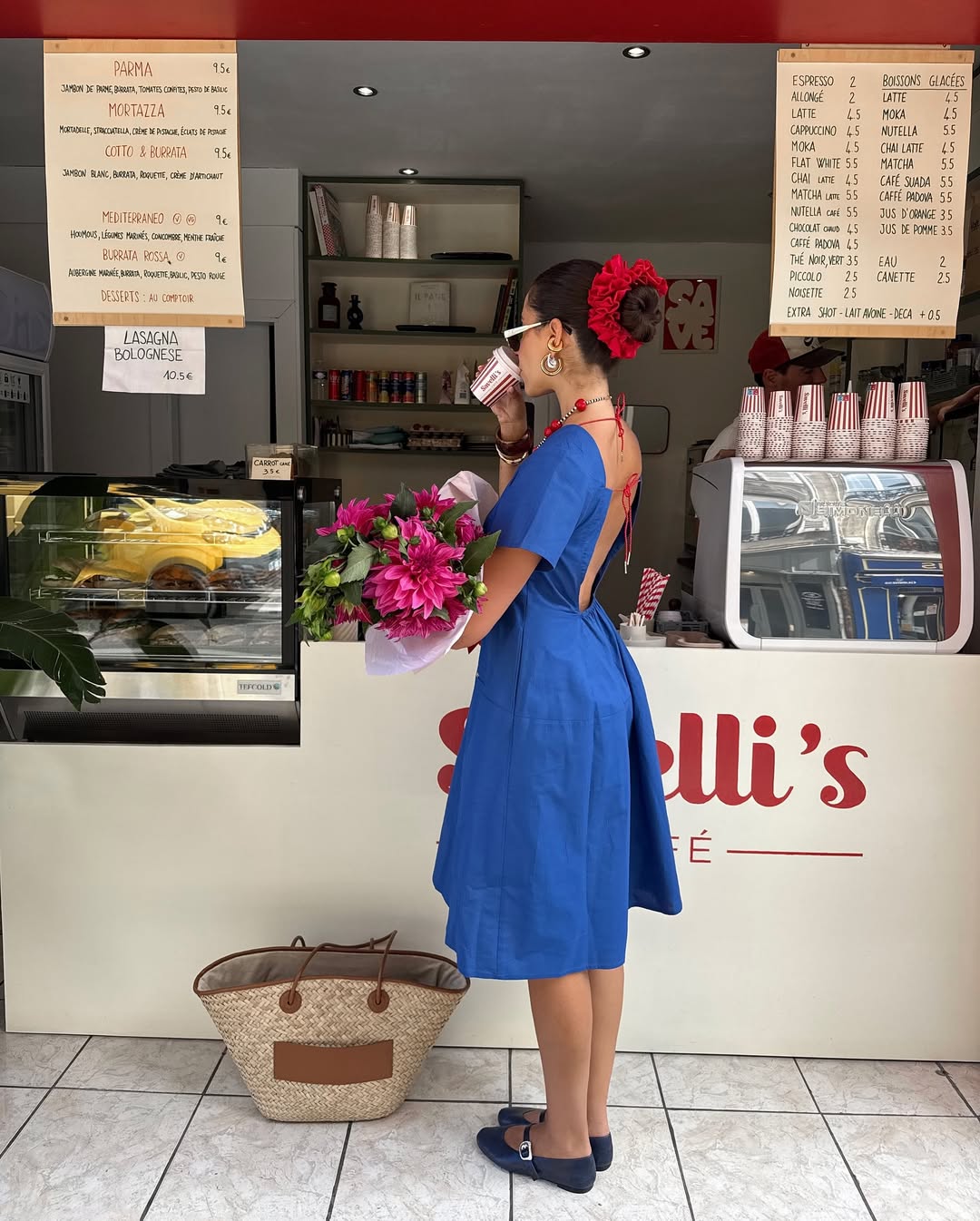 Look com scrunchie vermelho e vestido azul aberto nas costas