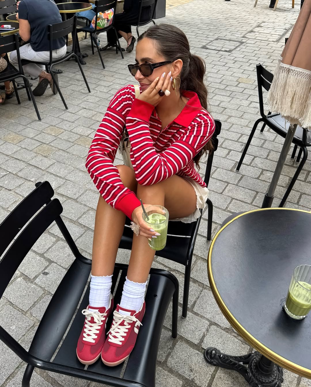 Look com polo listrada vermelha e t&ecirc;nis vermelho