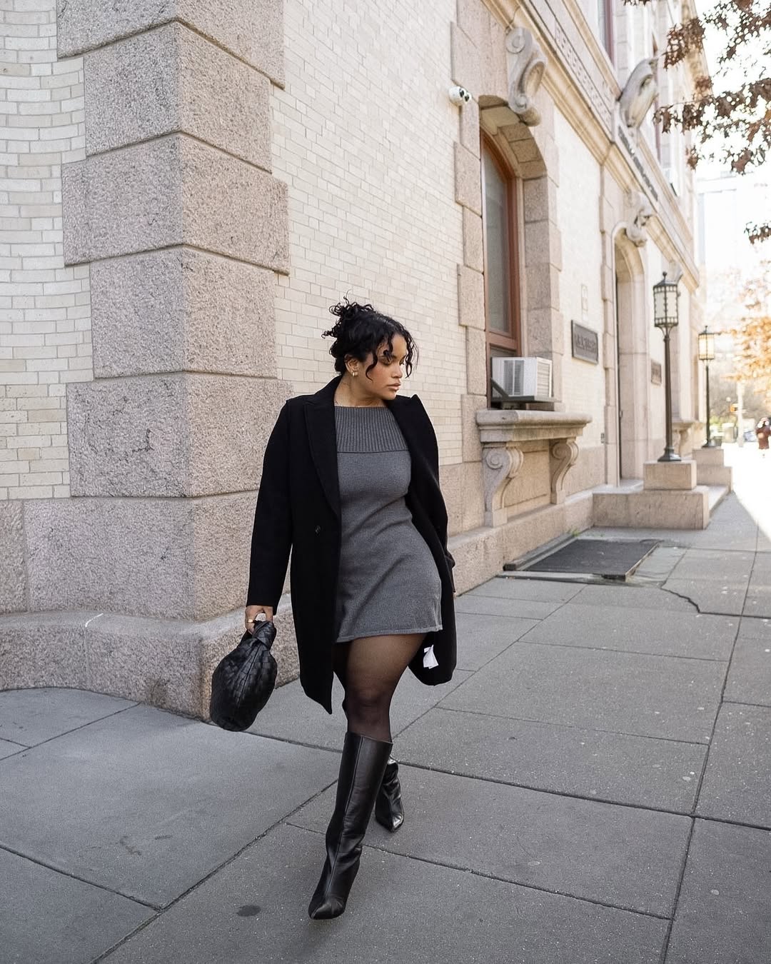 A combina&ccedil;&atilde;o de vestido e meia-cal&ccedil;a preta &eacute; ideal para transmitir eleg&acirc;ncia