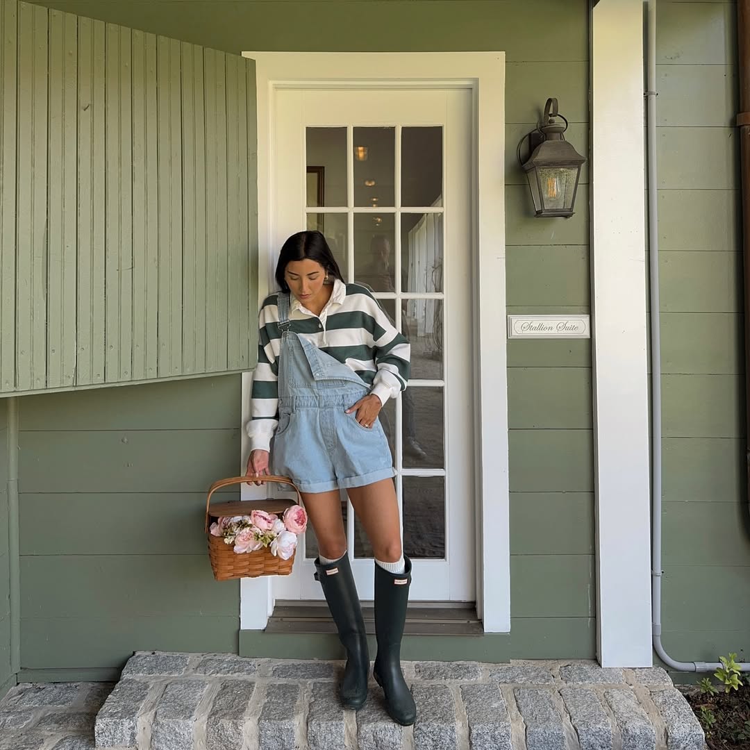 Look com polo listrada e macac&atilde;o jeans curto