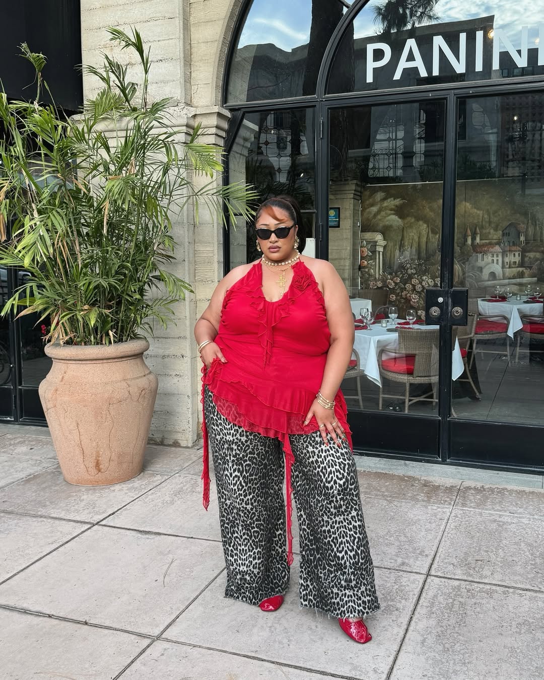 Look com blusa vermelha e bota combinando