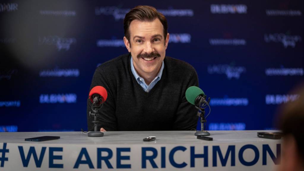 Série Ted Lasso aborda a história de um técnico de futebol que futebol americano que assume o cargo num time feminino inglês.