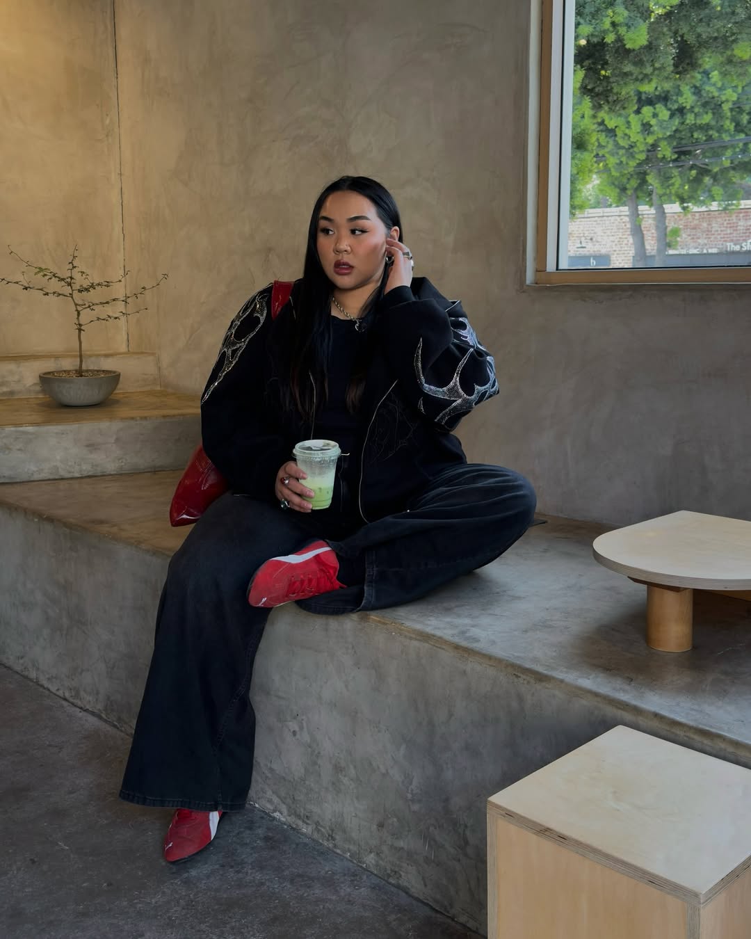 Look all black com t&ecirc;nis e bolsa vermelha