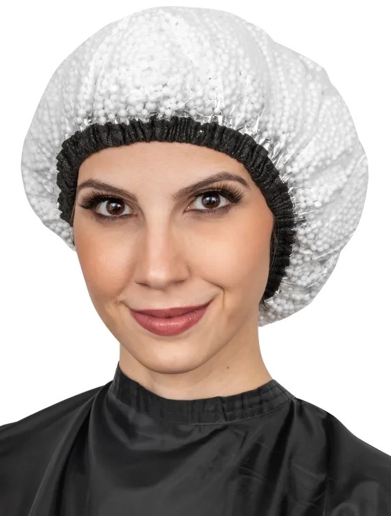 Mulher vista de frente com touca térmica com isopor da marca