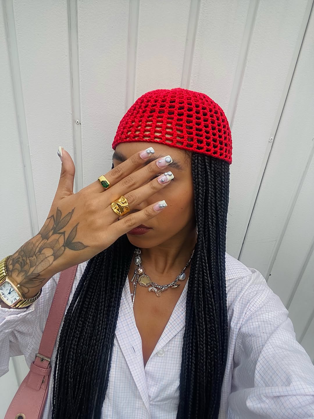 Look com touquinha vermelha de croch&ecirc; e camisa branca