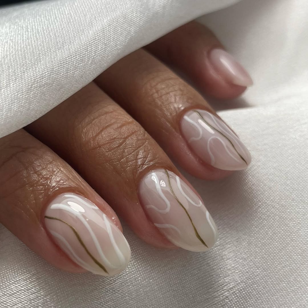 Nail art com linhas finas em unhas claras e elegantes