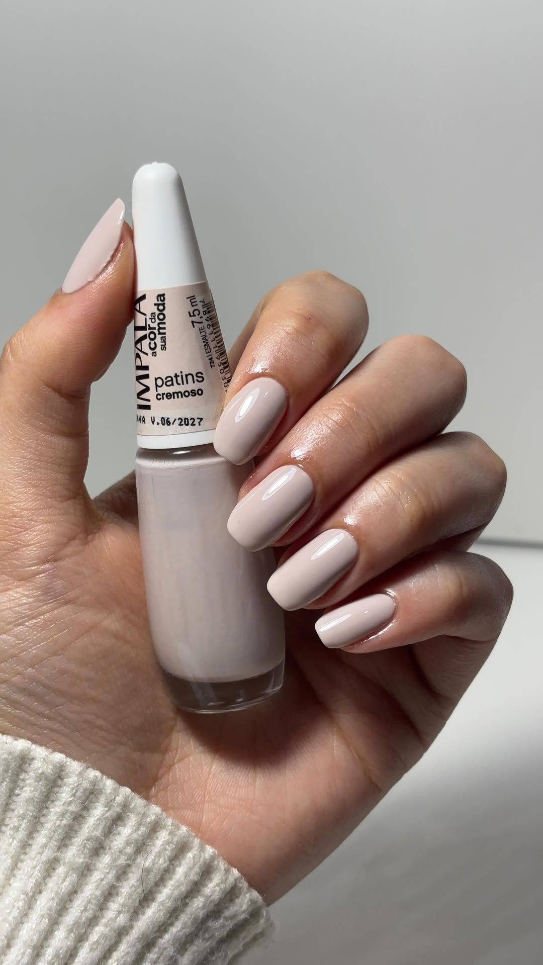 Esmalte nude cremoso para unhas delicadas e sofisticadas