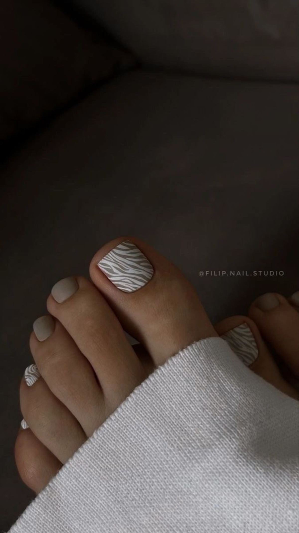 Imagem de unhas do p&eacute; decorada e moderna feita em tons de marrom.