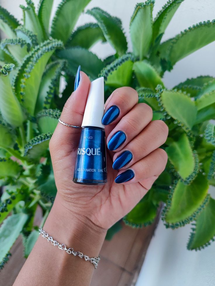 Esmalte azul metalizado Risqué Azulcrination, moderno e cheio de estilo