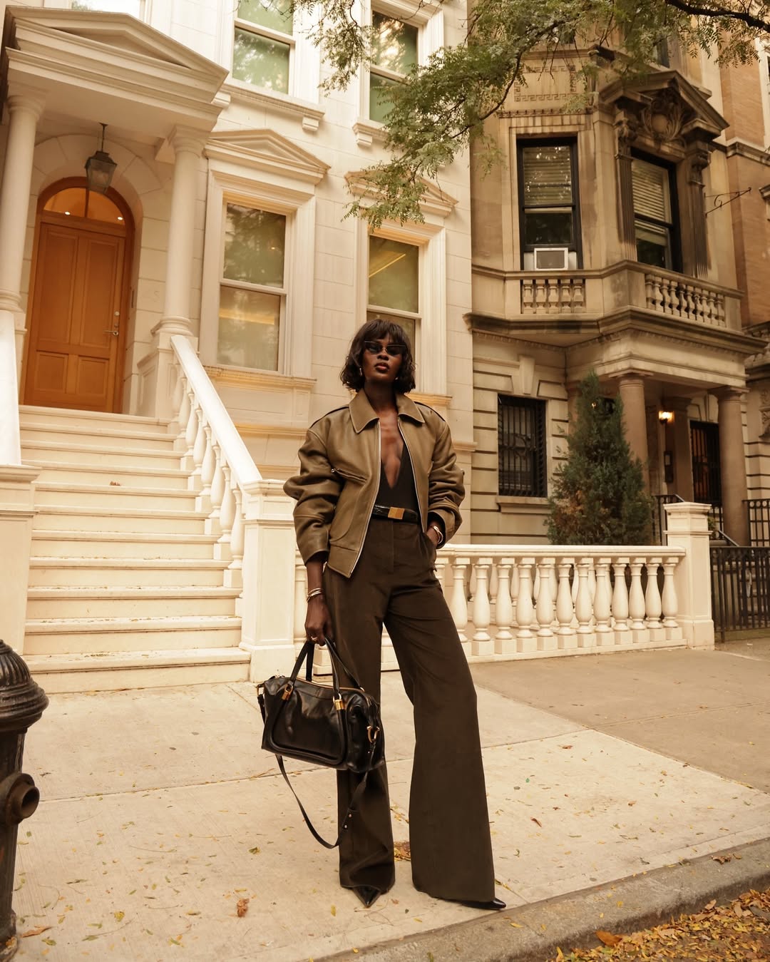 Look elegante com cal&ccedil;a pantalona preta para o trabalho