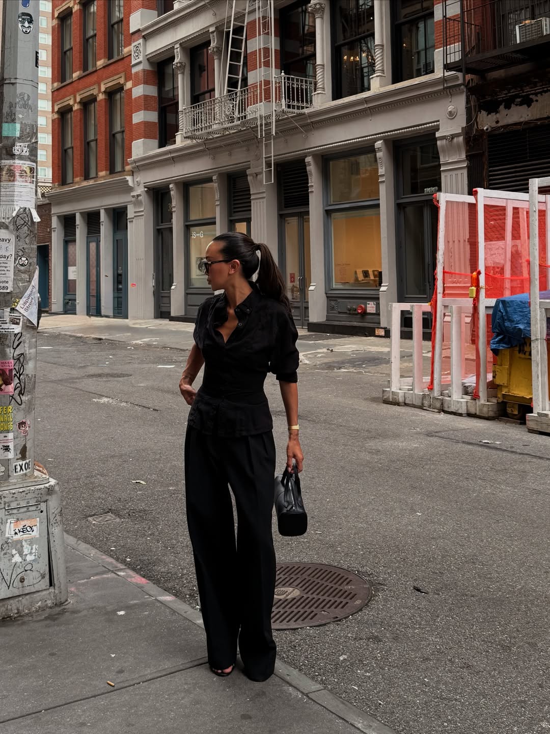 Look para usar no escrit&oacute;rio com cal&ccedil;a pantalona preta