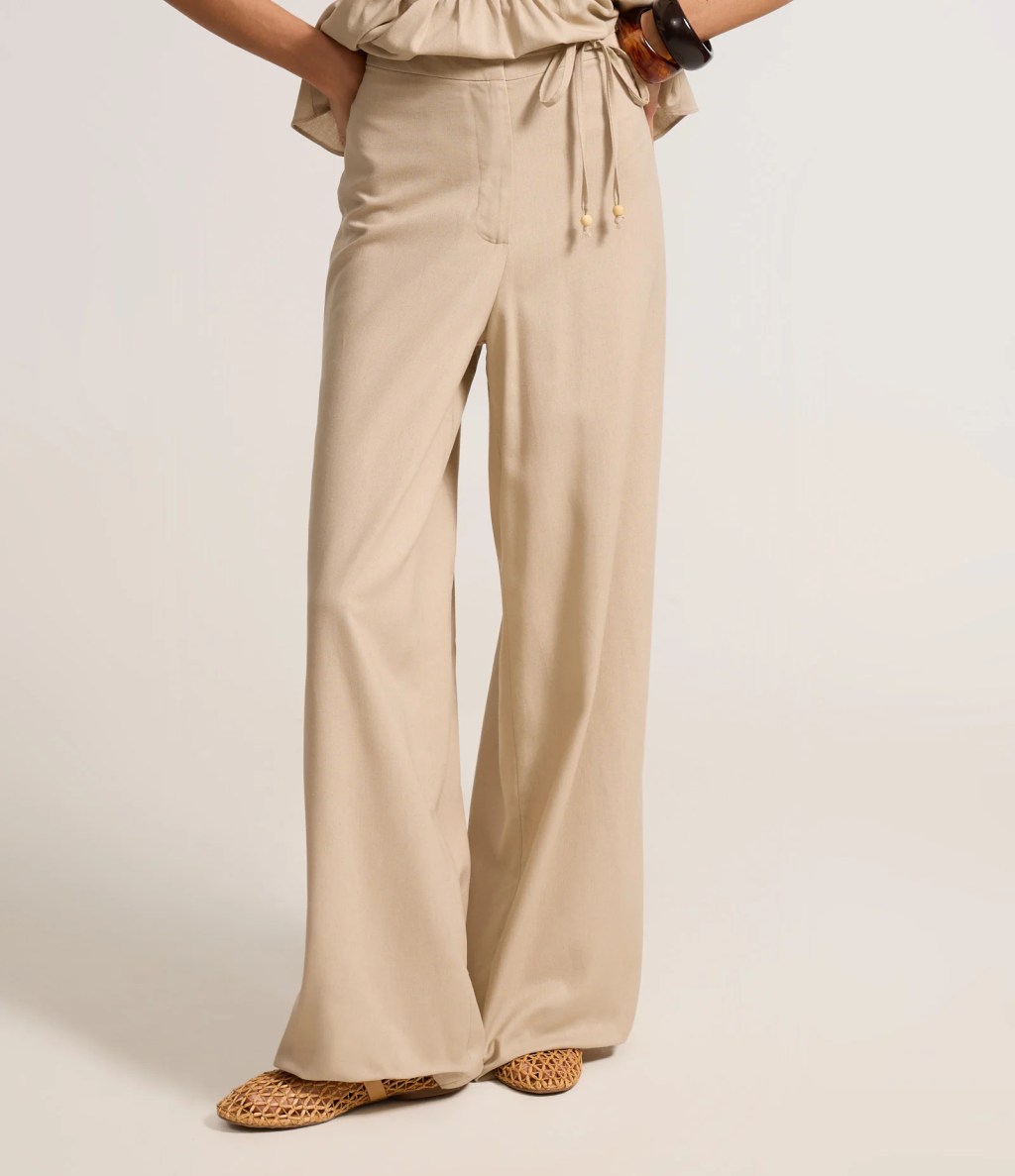 Foto de uma calça bege