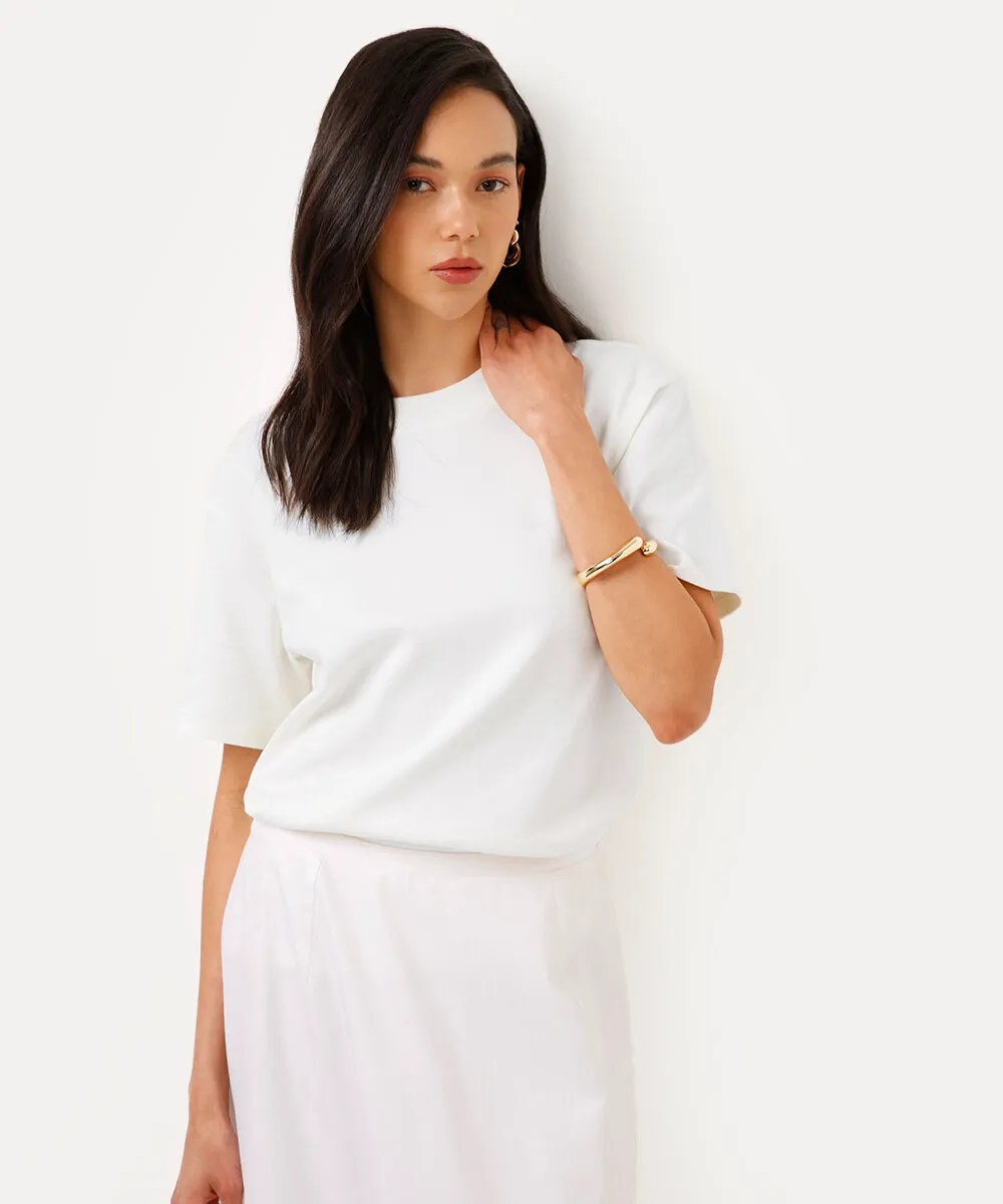 Foto de uma mulher usando uma camiseta branca