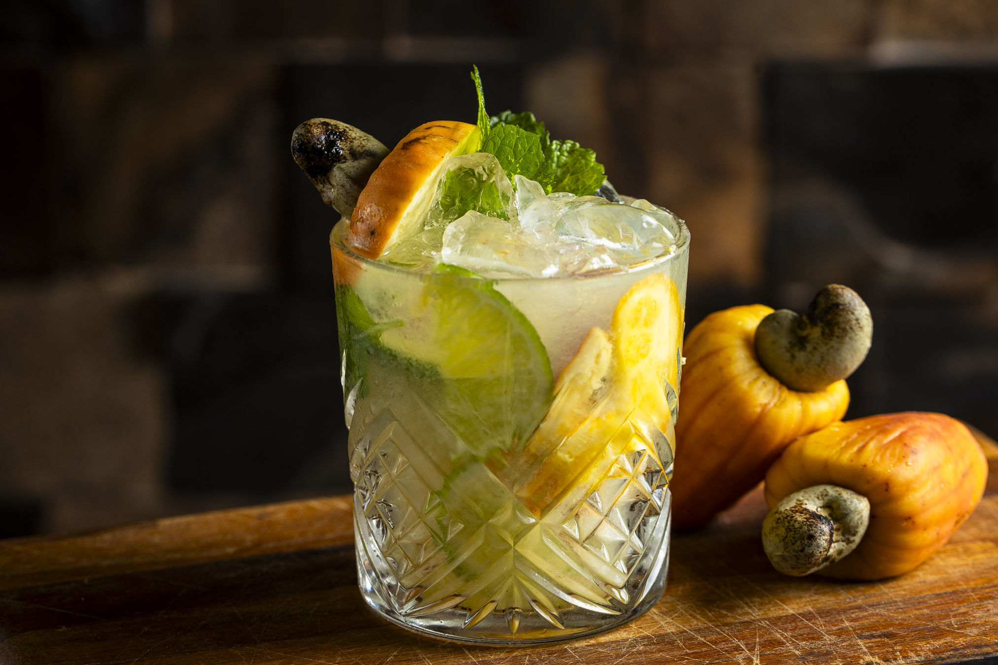 Imagem de copo de drink com caju e lim&atilde;o