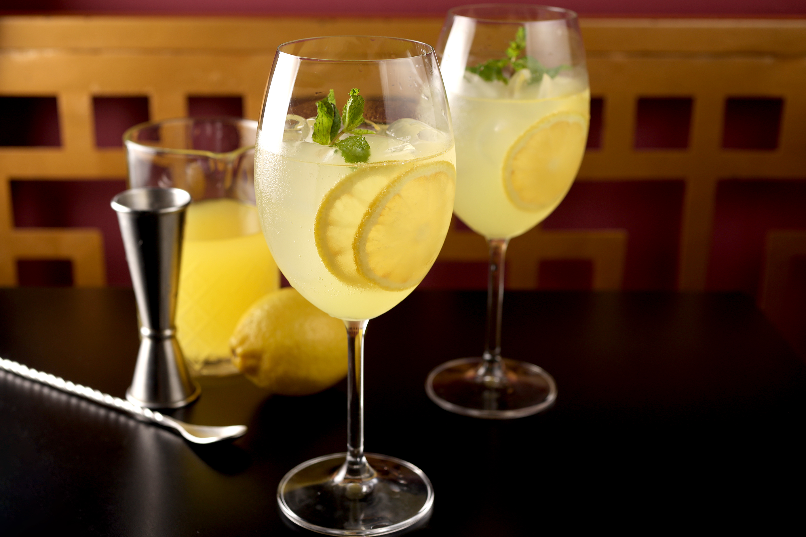 Imagem de duas ta&ccedil;as de drink com lim&atilde;o