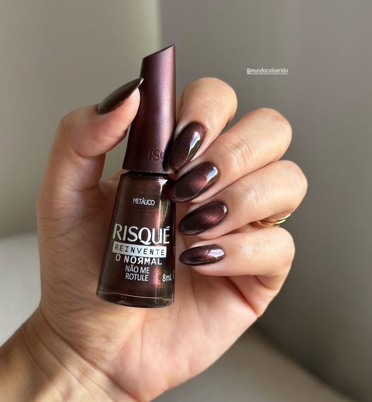 Esmalte marrom metalizado Risqué Não me Rotule, sofisticado e moderno