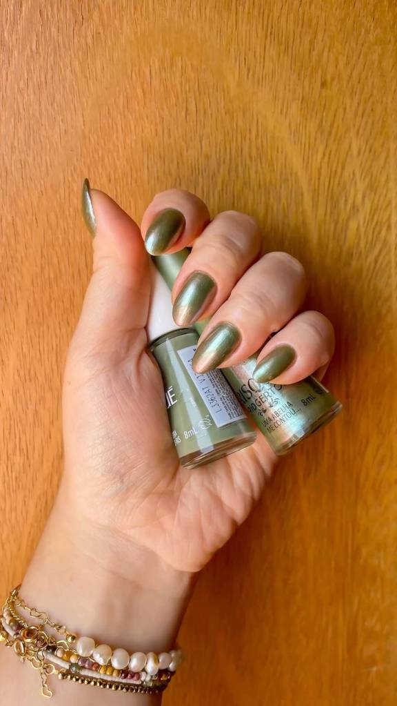 Esmalte verde oliva metalizado Risqué, discreto e sofisticado