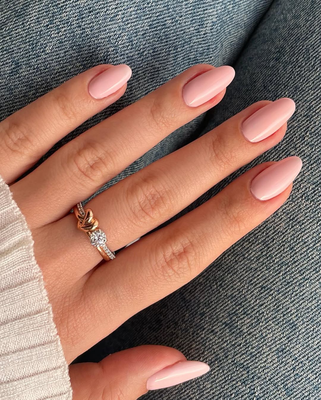 Unhas pintadas com esmalte rosa pastel cl&aacute;ssico