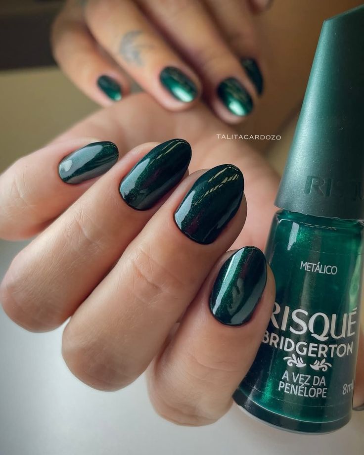 Esmalte verde metalizado Risqué Bridgerton A Vez da Penélope, elegante e moderno