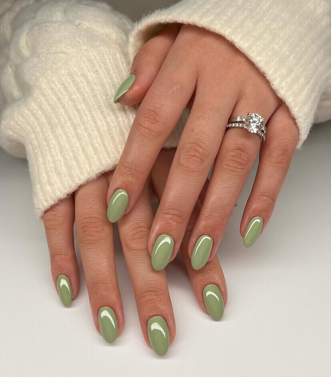 Unhas com esmalte verde pastel cremoso